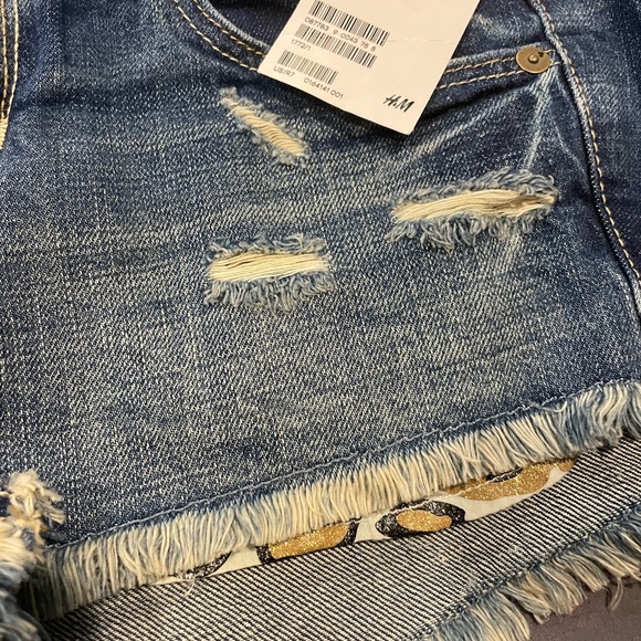 H&M women’s jean shorts. Glitter leopard print inside pocket detail. Size 4. NWT - Picture 4 of 7